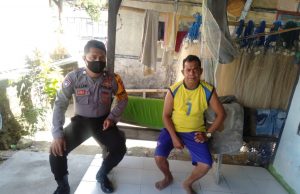 Sambangi Keluarga Blasius Dirlyanune,Bhabinkamtibmas Sosialisasi Pencegahan Covid 19