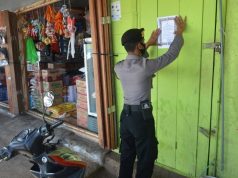 Perangi Covid 19, Polres MTB Tempelkan Maklumat Kapolri Pada Pertokoan Di Kota Saumlaki