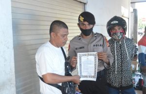 Satu Persatu Warga Masyarakat Kota Saumlaki Disambangi Polres MTB Dalam Sosialisasi Maklumat Kapolri