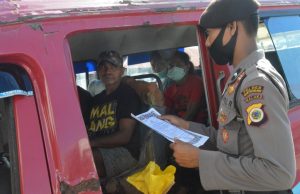 Polres MTB Terus Bagikan Maklumat Kapolri Kepada Warga Kota Saumlaki