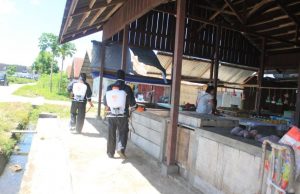 Polres MTB Semprotkan Cairan Disinfektan Pada Area Pasar Omele Sifnana