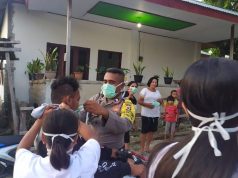 Cegah Covid 19, Bhabinkamtibmas Desa Lermatang Bagi – Bagi Masker Buat Warganya