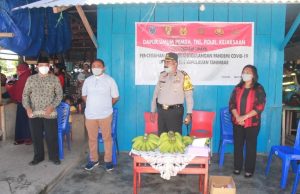 Kapolres MTB,Bersama Pemda KKT,TNI Dan Tokoh Agama Bagikan Makanan Bagi Warga Pasar Omele