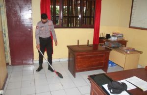 Bag Ren Polres MTB Bersihkan Ruangan Kerja Guna Cegah Virus Corona