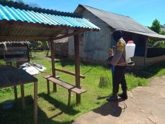 Bhabinkamtibmas Desa Themin Gencar Laksanakan Penyemprotan Cairan Disinfektan Kerumah Warga