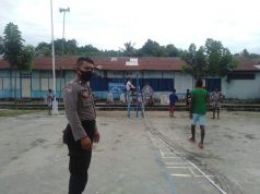 Bhabinkamtibmas Desa Atubul Dol Bubarkan Sekelompok Pemuda Yang Sedang Bermain Bola Voli