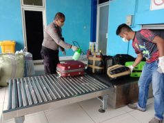 Polsek Wertamrian Bersama Satgas Covid 19 KKT Gencar Lakukan Pemeriksaan Kesehatan Pada Penumpang Pesawat