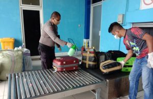 Polsek Wertamrian Bersama Satgas Covid 19 KKT Gencar Lakukan Pemeriksaan Kesehatan Pada Penumpang Pesawat