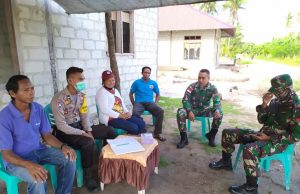 Bhabinkamtibmas Desa Fursuy Bersinergis Dengan TNI Guna Pantau Posko Covid 19