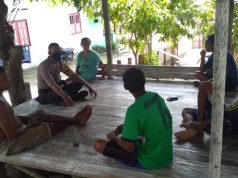 Terus Gencar Sosialisasi Maklumat Kapolri Tentang Pencegahan Covid 19, Bhabinkamtibmas Kabiarat Sambang Warganya