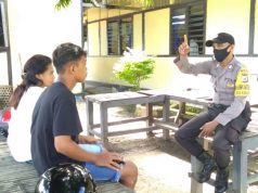 Bhabinkamtibmas Desa Kabiarat Sambangi Warganya Yang Sementara Berada Di Polsek Tansel