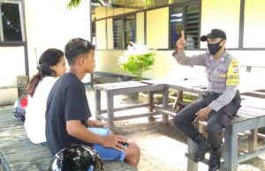 Bhabinkamtibmas Desa Kabiarat Sambangi Warganya Yang Sementara Berada Di Polsek Tansel