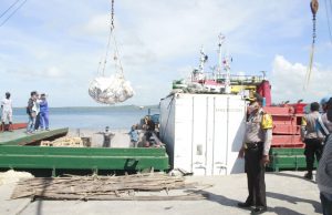 Kapolres MTB Pantau Langsung Bongkat Muat Sembako Pada Pelabuhan Saumlaki