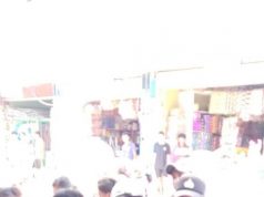 Didampingi Istri,Bhabinkamtibmas Kelurahan Saumlaki Bagikan Masker Pada Warga