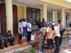 Bhabinkamtibmas Kelurahan Saumlaki Laksanakan Pengamanan Pembagian Bantuan Sosial Warga Dampak Covid 19