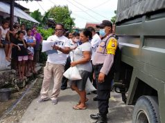Bhabinkamtibmas Kelurahan Saumlaki Kawal Giat Pembagian Bantuan Sosial Warga Terdampak Covid 19