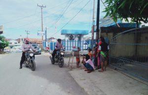 Patroli Dialogis Polsek Larat Bubarkan Warga Berkerumun