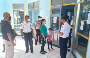 Polsek Larat Bersama Tim Covid 19 Tanut Ketat Memeriksa Para Penumpag Pesawat Susi Air