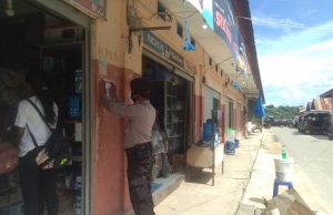 Polsek Larat Tempelkan Maklumat Kapolri Tentang Cegah Covid 19