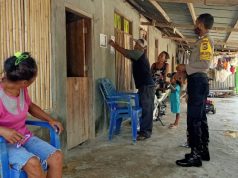 Tempelkan Maklumat Kapolri,Bhabinkamtibmas Desa Lauran Sosialisasi Pencegahan Covid 19