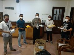 Bhabinkamtibmas Desa Lermatang Bersama Pemdes Menerima Bantuan Kesehatan Dari Inpex dan PT. Mahakarya Geo Survey ( MGS )