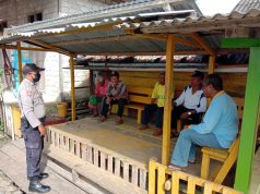 Lihat Warga Desa Lorulun Duduk Berkumpul, Bhabinkamtibmas Menyambangi Dan Ajak Cegah Covid 19