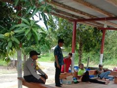Sambangi Posko Relawan Covid 19 Desa Lorulun,Bhabinkamtibmas Berkoordinasi Terkait Giat Pencegahan