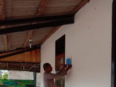 Bhabinkamtibmas Desa Lorulun Tempelkan Maklumat Kapolri Tentang Cegah Covid 19 Di Rumah Warga