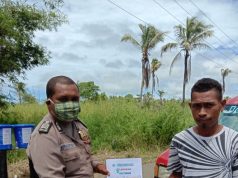 Bhabinkamtibmas Desa Lorulun Bagikan Brosur Himbauan Terkait 6 Langkah Cuci Tangan Cegah Covid 19