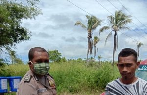 Bhabinkamtibmas Desa Lorulun Bagikan Brosur Himbauan Terkait 6 Langkah Cuci Tangan Cegah Covid 19