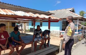 Bhabinkamtibmas Desa Lorulun Bubarkan Warga Berkerumun Lewat Maklumat Kapolri