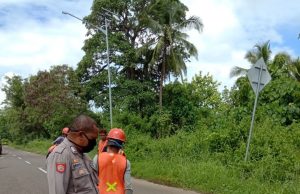 Sambangi Para Pekerja Jalan,Bhabinkamtibmas Lorulun Himbau Cegah Covid 19