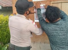 Bhabinkamtibmas Desa Olilit Timur Terus Ingatkan Warga Tentang Cegah Covid 19 Dengan Tempelkan Maklumat Kapolri