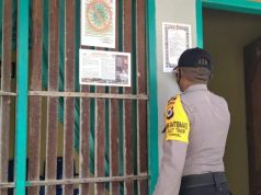 Bhabinkamtibmas Desa Olilit Timur Tempelkan Maklumat Kapolri Pada Lokasi Ramai Warga