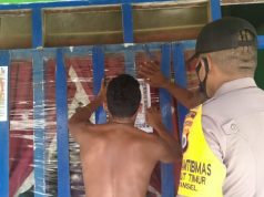 Bhabinkamtibmas Desa Olilit Timur Tempelkan Maklumat Kapolri Tentang Cegah Covid 19
