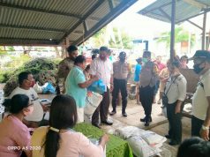 Bhabinkamtibmas Desa Olilit Timur Kawal Pembagian Bantuan Sosial Bagi Warga Terdampak Covid 19