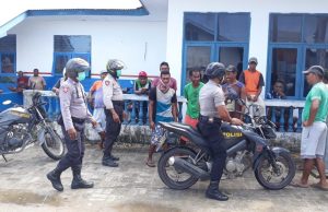Lewat Patroli Dialogis,Polsek Larat Bubarkan Warga Berkerumun