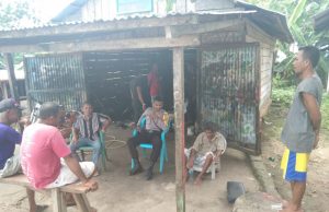 Bhabinkamtibmas Desa Ridool Sambangi Warganya Yang Sedang Bekerja