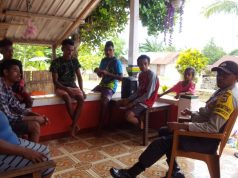 Bhabinkamtibmas Desa Rumah Salut Sambangi Warga Berkerumun