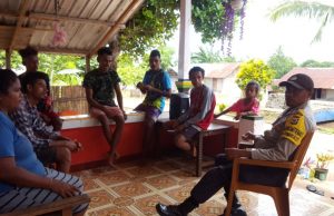 Bhabinkamtibmas Desa Rumah Salut Sambangi Warga Berkerumun