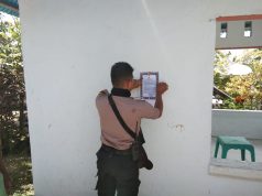 Bhabinkamtibmas Desa Sangliat Krawain Menempelkan Maklumat Kapolri Tentang Cegah Covid 19