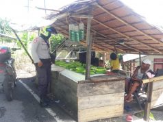 Sambangi Keluarga Bapak Liberatus Batfian,Bhabinkamtibmas Desa Sangliat Krawain Ajak Cegah Covid 19