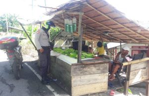 Sambangi Keluarga Bapak Liberatus Batfian,Bhabinkamtibmas Desa Sangliat Krawain Ajak Cegah Covid 19