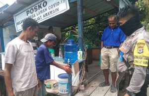 Lawan Covid 19,Bhabinkamtibmas Desa Sangliat Krawain Ajak Warganya Rajin Cuci Tangan