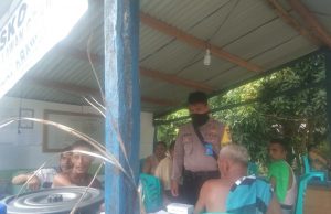 Bhabinkamtibmas Desa Sangliat Krawain Terus Pantau Kegiatan Posko Covid 19