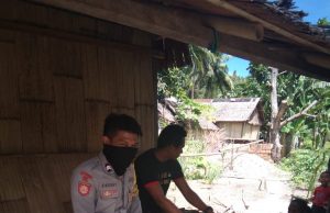 Bhabinkamtibmas Desa Sangliat Krawain Sambangi Keluarga Bapak A.Melwatan Serta Ajak Cegah Covid 19