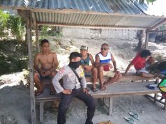 Bhabinkamtibmas Desa Sangliat Krawain Sambangi Warga Duduk Berkelompok
