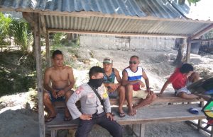 Bhabinkamtibmas Desa Sangliat Krawain Sambangi Warga Duduk Berkelompok