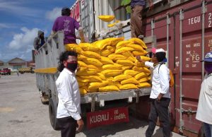 Personil Polres MTB Pantau Perkembangan Bongkar Muat Sembako