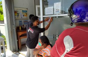 Polres MTB Tempelkan Sticker Ancaman Pidana Bagi Warga Yang Tidak Patuh Dalam Cegah Covid 19